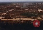 Image aéronef atterrit en Thaïlande, 1967, de la seconde 7 séquences d'archives historiques vidéo 65675038794