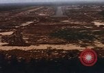 Image aéronef atterrit en Thaïlande, 1967, de la seconde 8 séquences d'archives historiques vidéo 65675038794