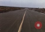 Image aéronef atterrit en Thaïlande, 1967, de la seconde 58 séquences d'archives historiques vidéo 65675038794