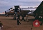 Immagine di Re Bhumibol Udorn Royal Thai Air Force Base della Thailandia, 1966, secondo 30 filmato di repertorio 65675038798