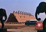 Image chapelle construction Udorn Royal Thai Air Force Base en Thaïlande, 1967, de la seconde 26 séquences d'archives historiques vidéo 65675038801