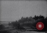 Standbild Japanische Infanterie Waten im seichten Flüssen Hunan China, 1941, aus Sekunde 8 historischem Filmmaterial Videoclip 65675038832