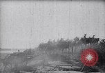 Standbild Japanische Infanterie Waten im seichten Flüssen Hunan China, 1941, aus Sekunde 9 historischem Filmmaterial Videoclip 65675038832