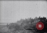 Standbild Japanische Infanterie Waten im seichten Flüssen Hunan China, 1941, aus Sekunde 10 historischem Filmmaterial Videoclip 65675038832