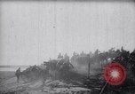 Standbild Japanische Infanterie Waten im seichten Flüssen Hunan China, 1941, aus Sekunde 11 historischem Filmmaterial Videoclip 65675038832
