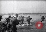 Standbild Japanische Infanterie Waten im seichten Flüssen Hunan China, 1941, aus Sekunde 12 historischem Filmmaterial Videoclip 65675038832