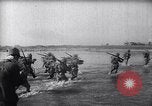 Standbild Japanische Infanterie Waten im seichten Flüssen Hunan China, 1941, aus Sekunde 13 historischem Filmmaterial Videoclip 65675038832