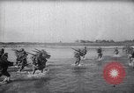 Standbild Japanische Infanterie Waten im seichten Flüssen Hunan China, 1941, aus Sekunde 14 historischem Filmmaterial Videoclip 65675038832