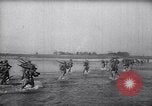 Standbild Japanische Infanterie Waten im seichten Flüssen Hunan China, 1941, aus Sekunde 15 historischem Filmmaterial Videoclip 65675038832
