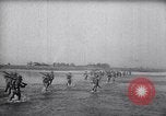 Standbild Japanische Infanterie Waten im seichten Flüssen Hunan China, 1941, aus Sekunde 16 historischem Filmmaterial Videoclip 65675038832