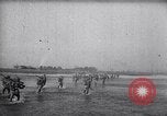 Standbild Japanische Infanterie Waten im seichten Flüssen Hunan China, 1941, aus Sekunde 17 historischem Filmmaterial Videoclip 65675038832