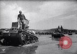 Standbild Japanische Infanterie Waten im seichten Flüssen Hunan China, 1941, aus Sekunde 18 historischem Filmmaterial Videoclip 65675038832