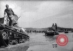 Standbild Japanische Infanterie Waten im seichten Flüssen Hunan China, 1941, aus Sekunde 19 historischem Filmmaterial Videoclip 65675038832