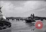 Standbild Japanische Infanterie Waten im seichten Flüssen Hunan China, 1941, aus Sekunde 20 historischem Filmmaterial Videoclip 65675038832