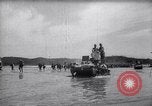 Standbild Japanische Infanterie Waten im seichten Flüssen Hunan China, 1941, aus Sekunde 21 historischem Filmmaterial Videoclip 65675038832