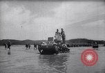 Standbild Japanische Infanterie Waten im seichten Flüssen Hunan China, 1941, aus Sekunde 22 historischem Filmmaterial Videoclip 65675038832