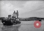 Standbild Japanische Infanterie Waten im seichten Flüssen Hunan China, 1941, aus Sekunde 24 historischem Filmmaterial Videoclip 65675038832