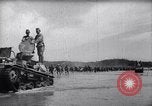 Standbild Japanische Infanterie Waten im seichten Flüssen Hunan China, 1941, aus Sekunde 25 historischem Filmmaterial Videoclip 65675038832