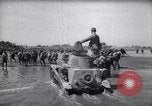 Standbild Japanische Infanterie Waten im seichten Flüssen Hunan China, 1941, aus Sekunde 26 historischem Filmmaterial Videoclip 65675038832