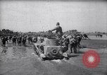 Standbild Japanische Infanterie Waten im seichten Flüssen Hunan China, 1941, aus Sekunde 27 historischem Filmmaterial Videoclip 65675038832