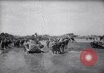 Standbild Japanische Infanterie Waten im seichten Flüssen Hunan China, 1941, aus Sekunde 30 historischem Filmmaterial Videoclip 65675038832