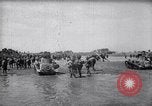 Standbild Japanische Infanterie Waten im seichten Flüssen Hunan China, 1941, aus Sekunde 31 historischem Filmmaterial Videoclip 65675038832