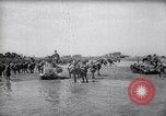 Standbild Japanische Infanterie Waten im seichten Flüssen Hunan China, 1941, aus Sekunde 32 historischem Filmmaterial Videoclip 65675038832