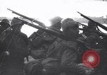 Standbild Japanische Infanterie Waten im seichten Flüssen Hunan China, 1941, aus Sekunde 34 historischem Filmmaterial Videoclip 65675038832