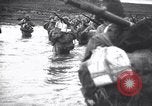Standbild Japanische Infanterie Waten im seichten Flüssen Hunan China, 1941, aus Sekunde 36 historischem Filmmaterial Videoclip 65675038832