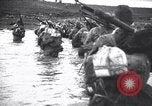 Standbild Japanische Infanterie Waten im seichten Flüssen Hunan China, 1941, aus Sekunde 37 historischem Filmmaterial Videoclip 65675038832