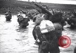 Standbild Japanische Infanterie Waten im seichten Flüssen Hunan China, 1941, aus Sekunde 38 historischem Filmmaterial Videoclip 65675038832
