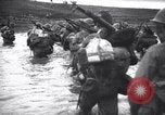 Standbild Japanische Infanterie Waten im seichten Flüssen Hunan China, 1941, aus Sekunde 39 historischem Filmmaterial Videoclip 65675038832