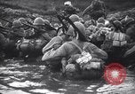 Standbild Japanische Infanterie Waten im seichten Flüssen Hunan China, 1941, aus Sekunde 40 historischem Filmmaterial Videoclip 65675038832