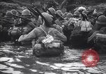 Standbild Japanische Infanterie Waten im seichten Flüssen Hunan China, 1941, aus Sekunde 41 historischem Filmmaterial Videoclip 65675038832