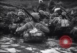 Standbild Japanische Infanterie Waten im seichten Flüssen Hunan China, 1941, aus Sekunde 42 historischem Filmmaterial Videoclip 65675038832