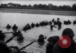 Standbild Japanische Infanterie Waten im seichten Flüssen Hunan China, 1941, aus Sekunde 43 historischem Filmmaterial Videoclip 65675038832