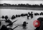 Standbild Japanische Infanterie Waten im seichten Flüssen Hunan China, 1941, aus Sekunde 44 historischem Filmmaterial Videoclip 65675038832