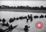 Standbild Japanische Infanterie Waten im seichten Flüssen Hunan China, 1941, aus Sekunde 45 historischem Filmmaterial Videoclip 65675038832