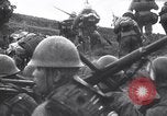 Standbild Japanische Infanterie Waten im seichten Flüssen Hunan China, 1941, aus Sekunde 46 historischem Filmmaterial Videoclip 65675038832