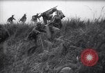 Standbild Japanische Infanterie Waten im seichten Flüssen Hunan China, 1941, aus Sekunde 51 historischem Filmmaterial Videoclip 65675038832