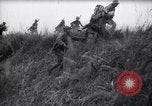 Standbild Japanische Infanterie Waten im seichten Flüssen Hunan China, 1941, aus Sekunde 52 historischem Filmmaterial Videoclip 65675038832