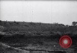 Standbild Japanische Infanterie Waten im seichten Flüssen Hunan China, 1941, aus Sekunde 54 historischem Filmmaterial Videoclip 65675038832