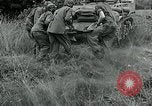 Standbild USA Soldaten Balleroy Frankreich, 1944, aus Sekunde 42 historischem Filmmaterial Videoclip 65675038871