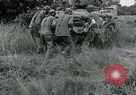 Standbild USA Soldaten Balleroy Frankreich, 1944, aus Sekunde 43 historischem Filmmaterial Videoclip 65675038871