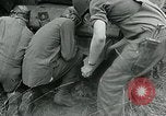 Standbild USA Soldaten Balleroy Frankreich, 1944, aus Sekunde 49 historischem Filmmaterial Videoclip 65675038871