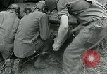 Standbild USA Soldaten Balleroy Frankreich, 1944, aus Sekunde 50 historischem Filmmaterial Videoclip 65675038871