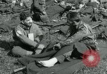 Standbild verletzte Soldaten St. Mere Eglise Frankreich, 1944, aus Sekunde 3 historischem Filmmaterial Videoclip 65675038875