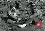 Standbild verletzte Soldaten St. Mere Eglise Frankreich, 1944, aus Sekunde 4 historischem Filmmaterial Videoclip 65675038875