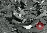 Standbild verletzte Soldaten St. Mere Eglise Frankreich, 1944, aus Sekunde 5 historischem Filmmaterial Videoclip 65675038875