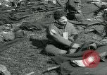 Standbild verletzte Soldaten St. Mere Eglise Frankreich, 1944, aus Sekunde 6 historischem Filmmaterial Videoclip 65675038875